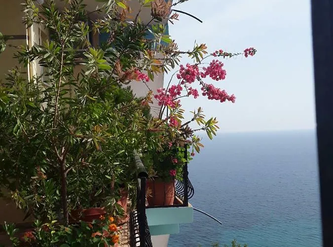 Odhisea Restaurant Apartment Qeparo